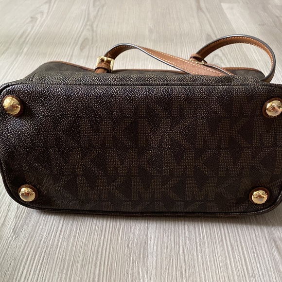 ✨Like New✨ Michael Kors Jet Set Snap Pocket Medium Tote- Brown - Picture 12 of 12